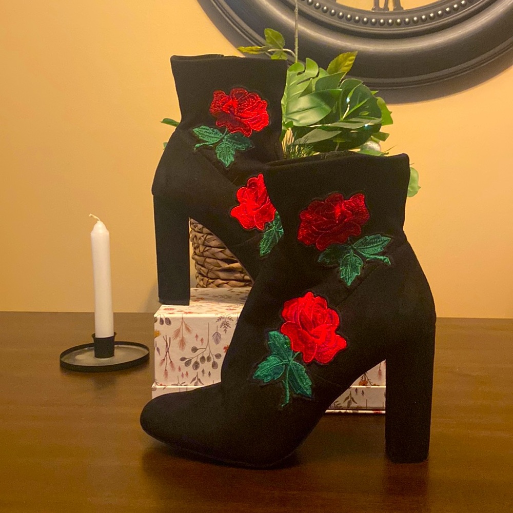 Steve Madden Beautiful rose embroidered booties
